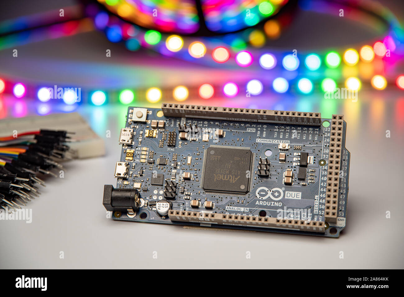 Arduino Mega 2560 mit LED-Streifen, Brot board angezeigt, und die Überbrückungsdrähte. Stockfoto