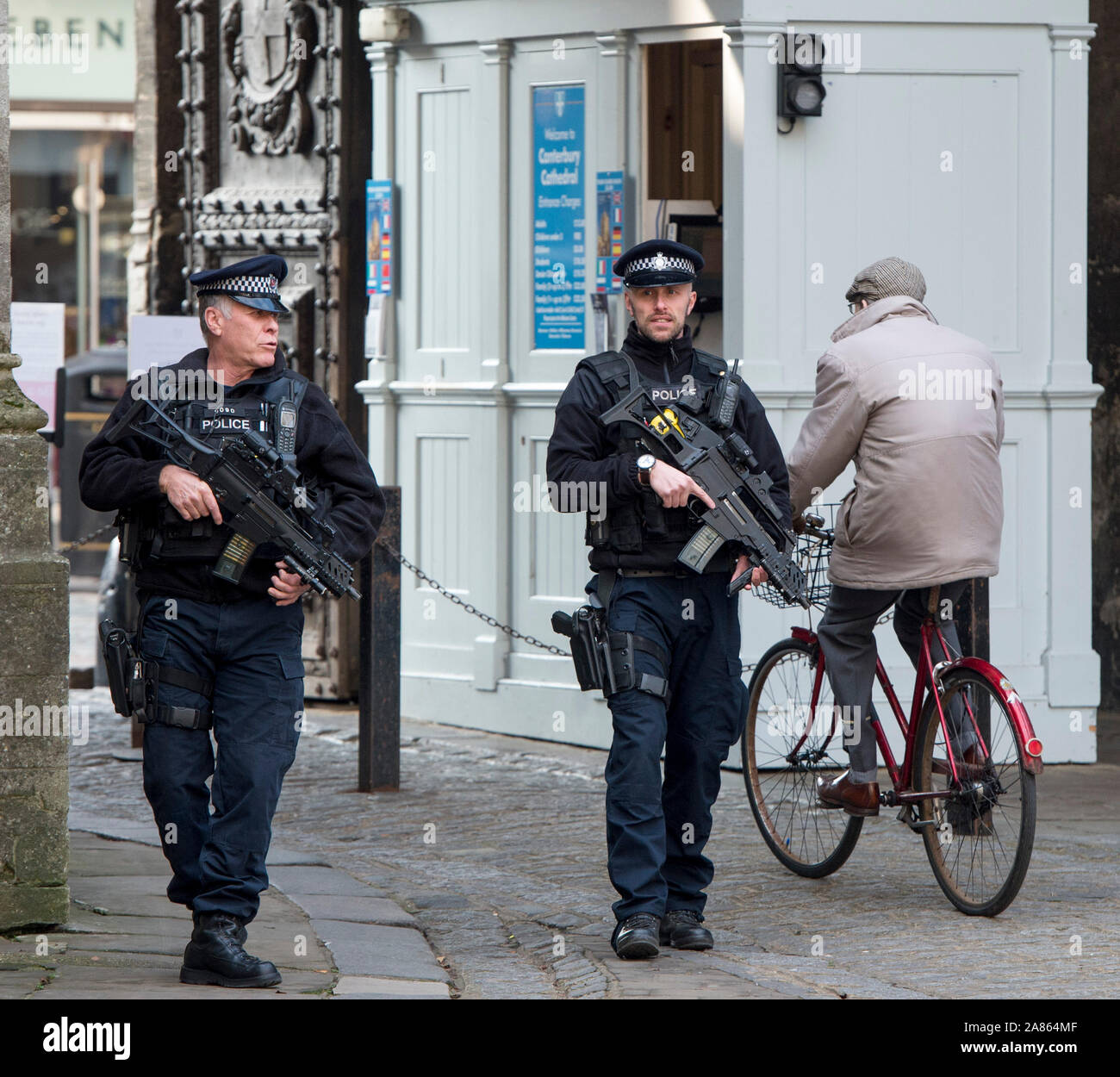 Bewaffnete Polizisten patrouillieren die Kathedrale von Canterbury in Kent auf Mitglieder der Öffentlichkeit nach den Terroranschlaegen auf dem Weihnachtsmarkt Festivals in Berlin im Dezember 2016 beruhigen. Stockfoto