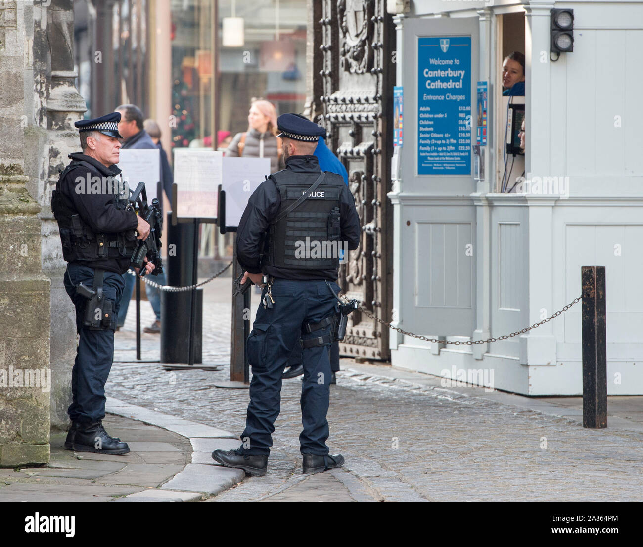 Bewaffnete Polizisten patrouillieren die Kathedrale von Canterbury in Kent auf Mitglieder der Öffentlichkeit nach den Terroranschlaegen auf dem Weihnachtsmarkt Festivals in Berlin im Dezember 2016 beruhigen. Stockfoto