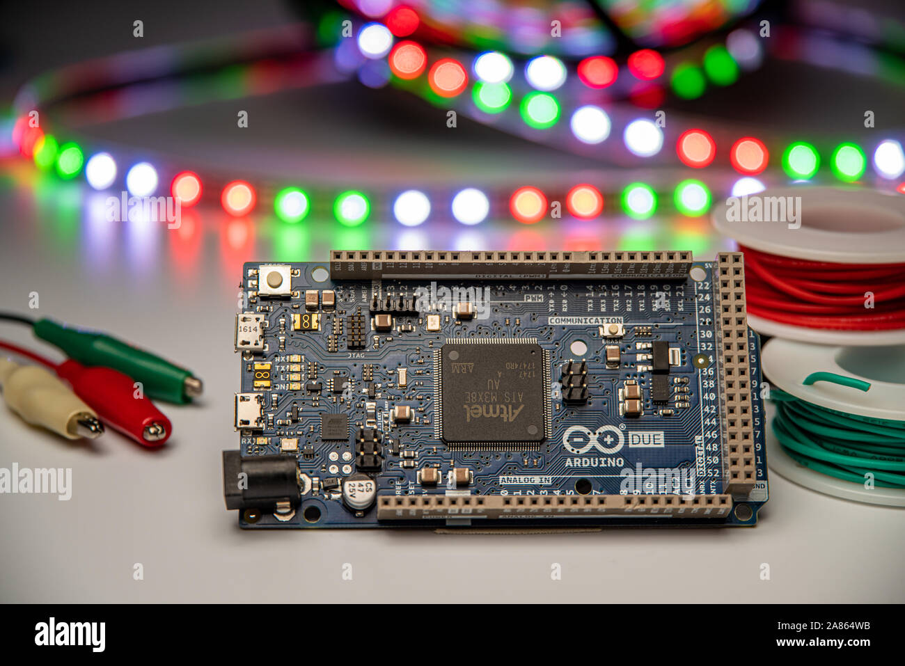 Arduino Aufgrund angezeigt mit Krokodilklemme führt, LED-Leiste, und schließen Sie das Kabel. Stockfoto