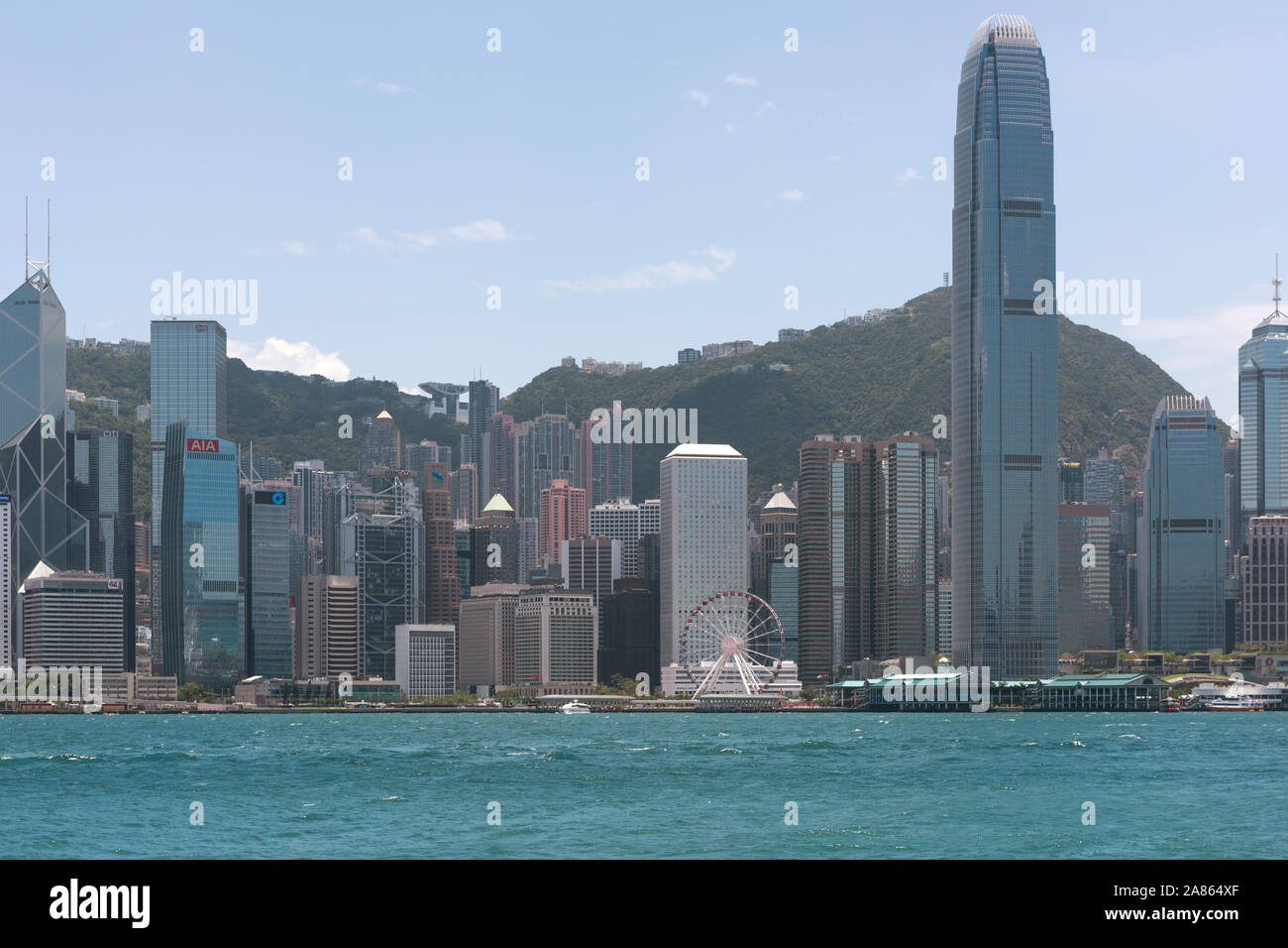 Victoria Harbour und Hong Kong. Ein Blick auf die berühmte Insel Hong Kong Central Business District von Kowloon über den Victoria Harbour. Stockfoto