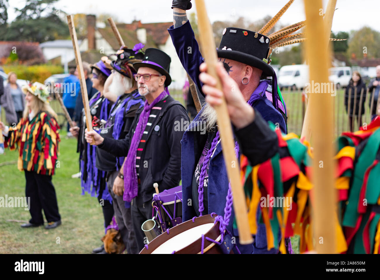 Traditionelle Morris tanzen in Brockham in England, Großbritannien. Die Verbrennung des Sticks steht für das Ende der Saison, wo Tanzen die Sticks geworfen werden i Stockfoto