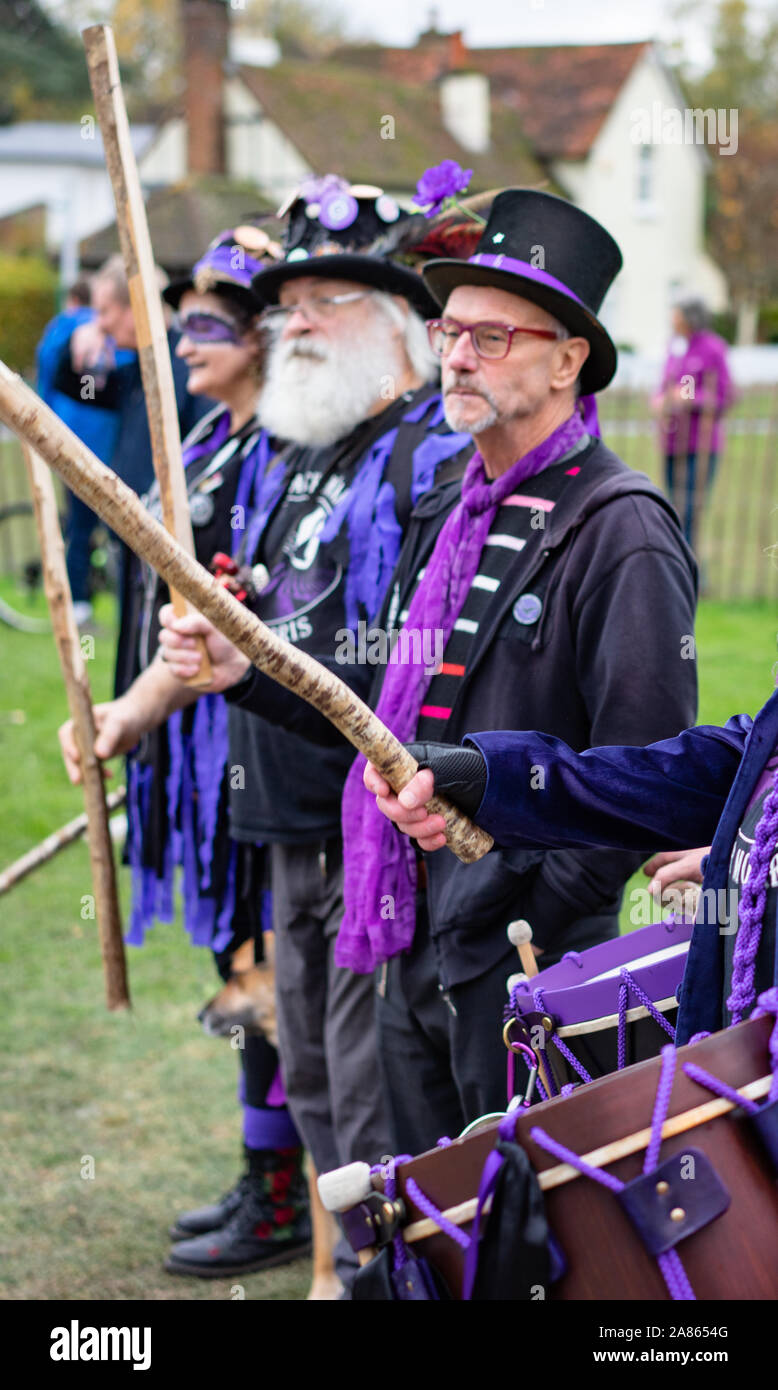 Traditionelle Morris tanzen in Brockham in England, Großbritannien. Die Verbrennung des Sticks steht für das Ende der Saison, wo Tanzen die Sticks geworfen werden i Stockfoto