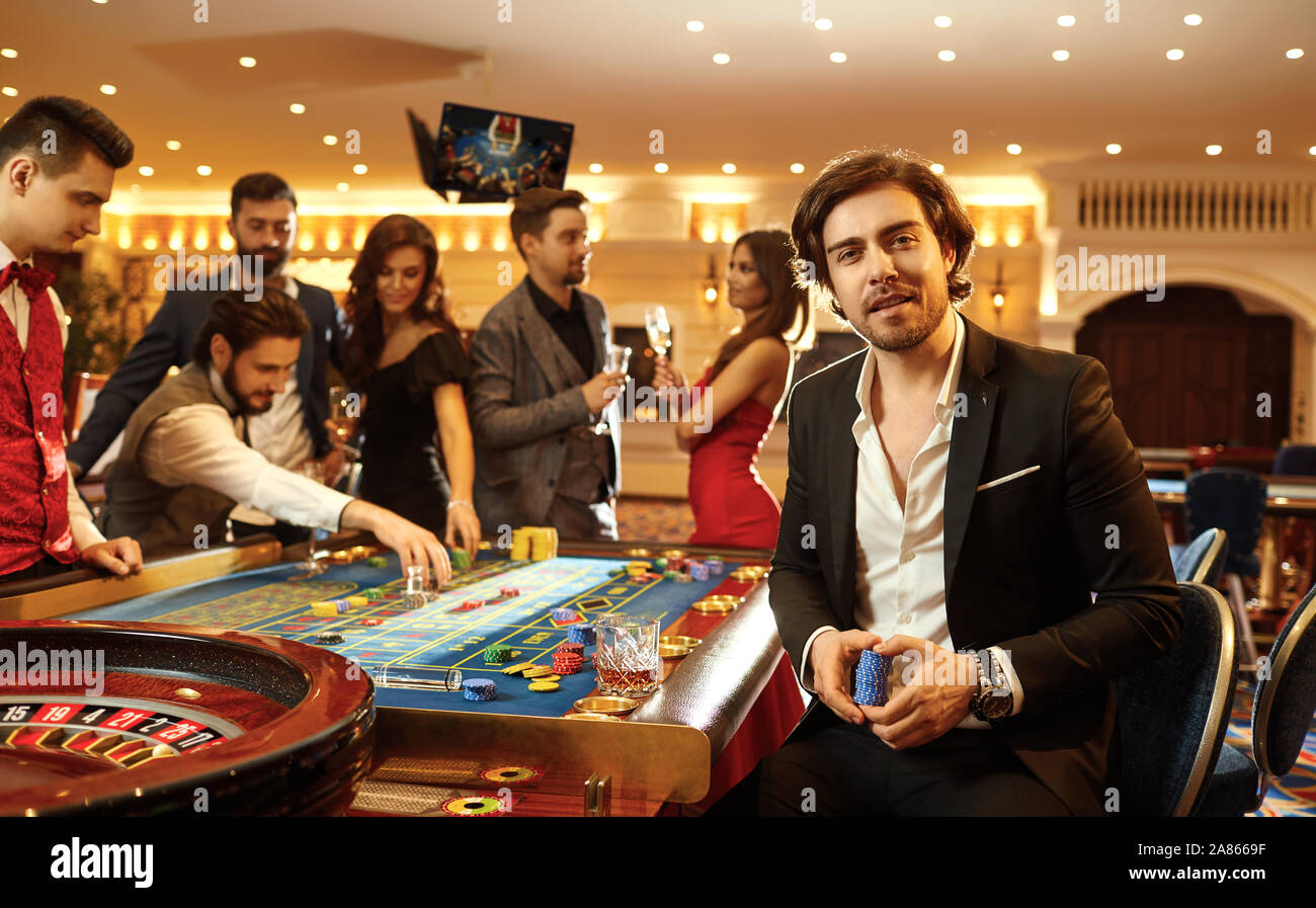 Ein Mann mit Chips in einem Casino Poker Roulette. Stockfoto