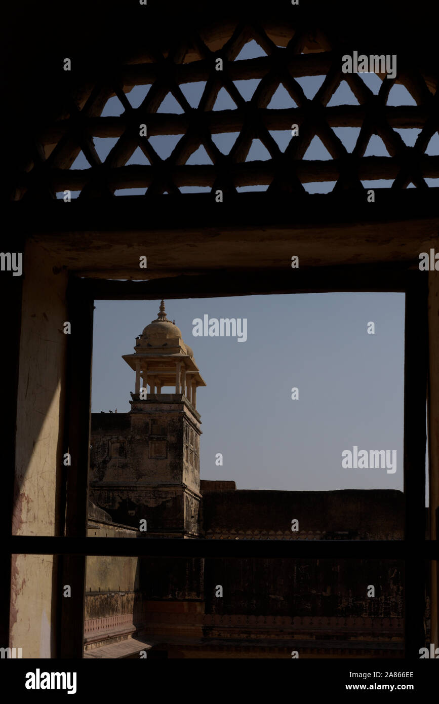 Amer Fort in Amer liegt, mit einer Fläche von vier Quadratkilometern, die Röcke von Jaipur, der Hauptstadt von Rajasthan. Die Stadt von Amer war Ursprung Stockfoto