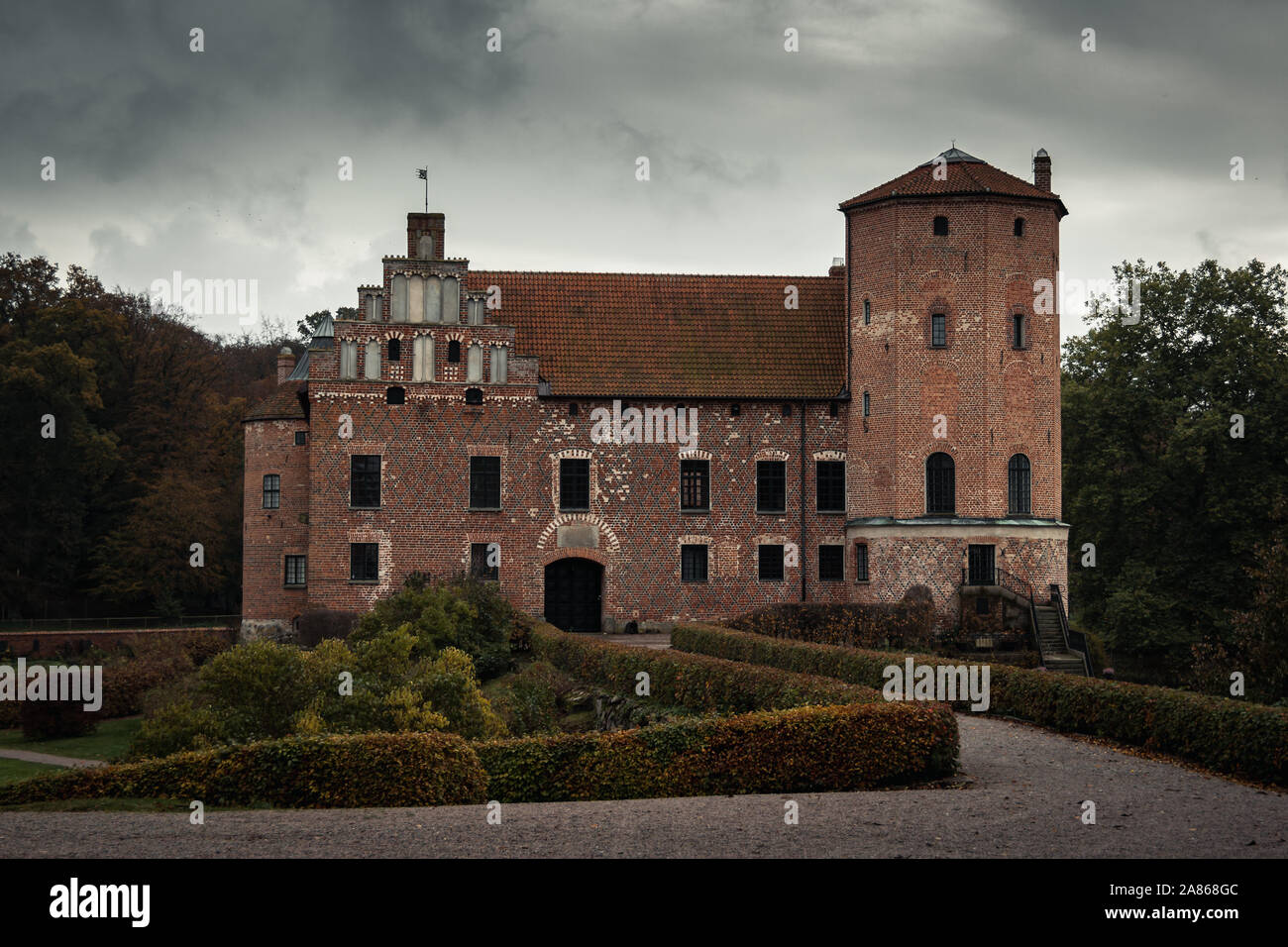 Der rote Backstein Renaissance Schloss Borgholm genannt steht mitten in einem Wald im Süden von Schweden. Stockfoto