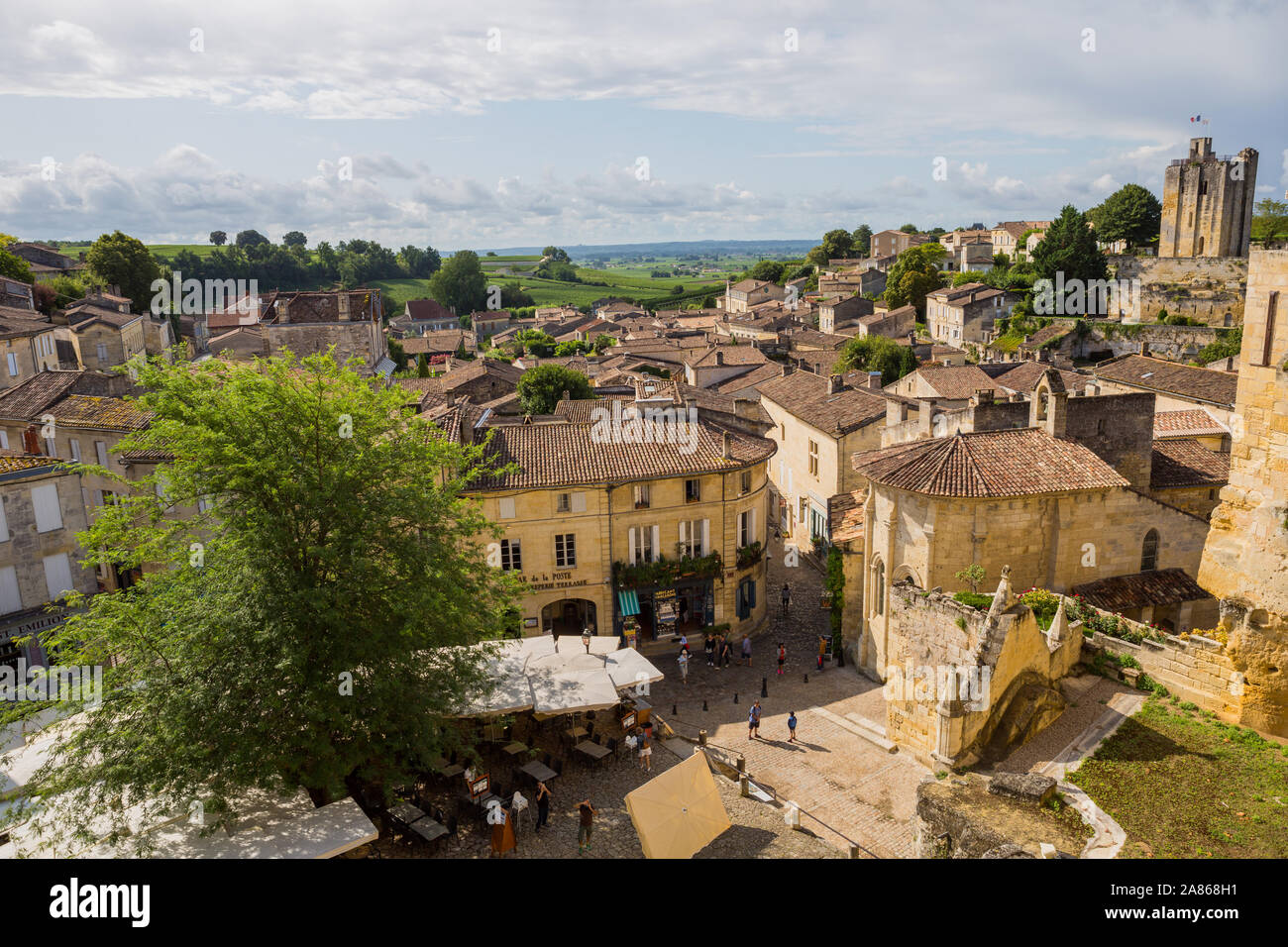 Saint Emilion, Frankreich - 11 August, 2019: die Menschen genießen den Blick auf das Zentrum der alten mittelalterlichen Stadt Saint Emilion, in Aquitanien, Frankreich Stockfoto