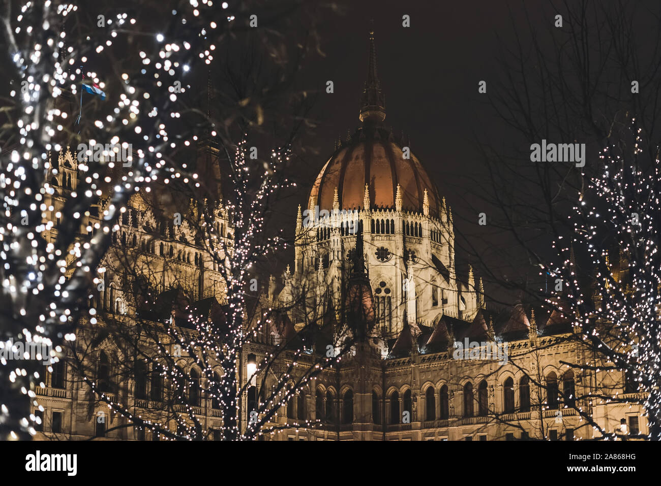 Nacht Budapester Parlament mit Weihnachtsbeleuchtung Beleuchtung Stockfoto