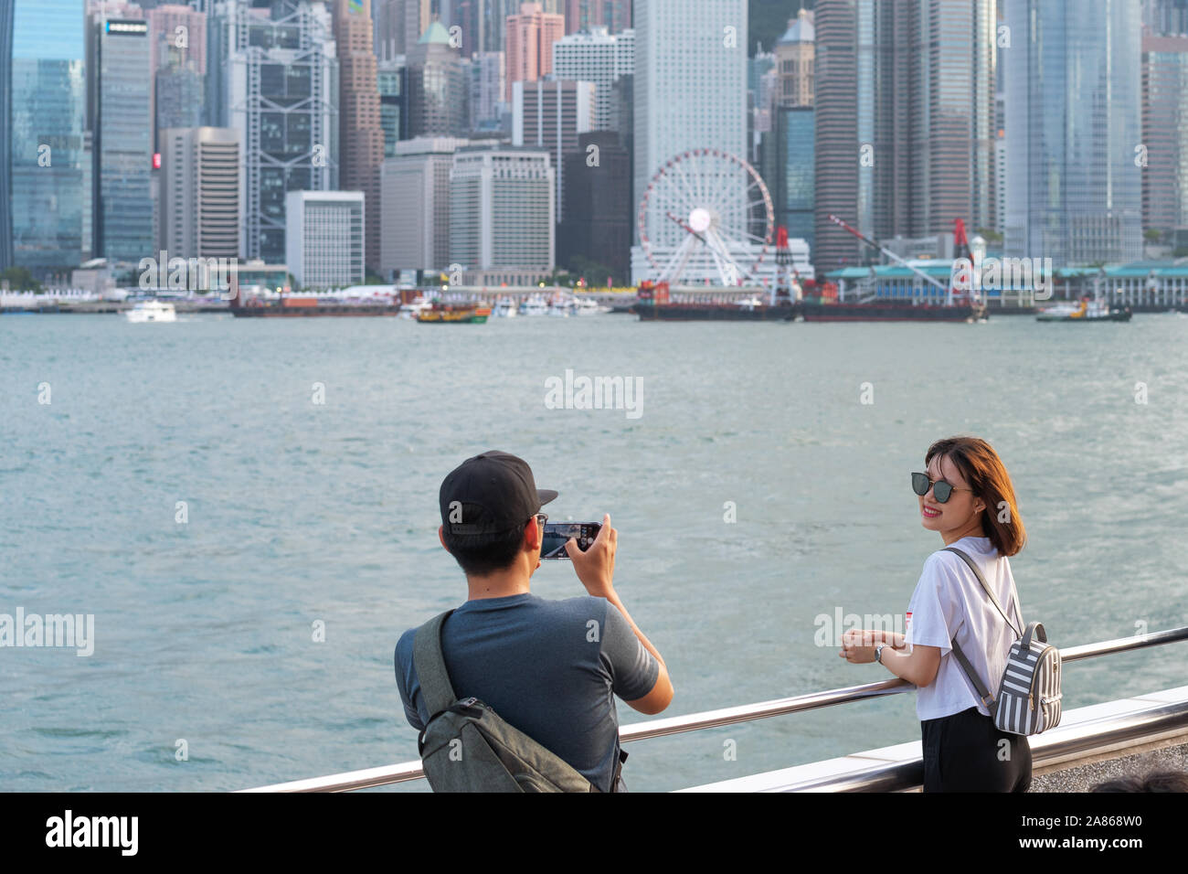 Hong Kong Island vom Victoria Harbour in Kowloon Stockfoto