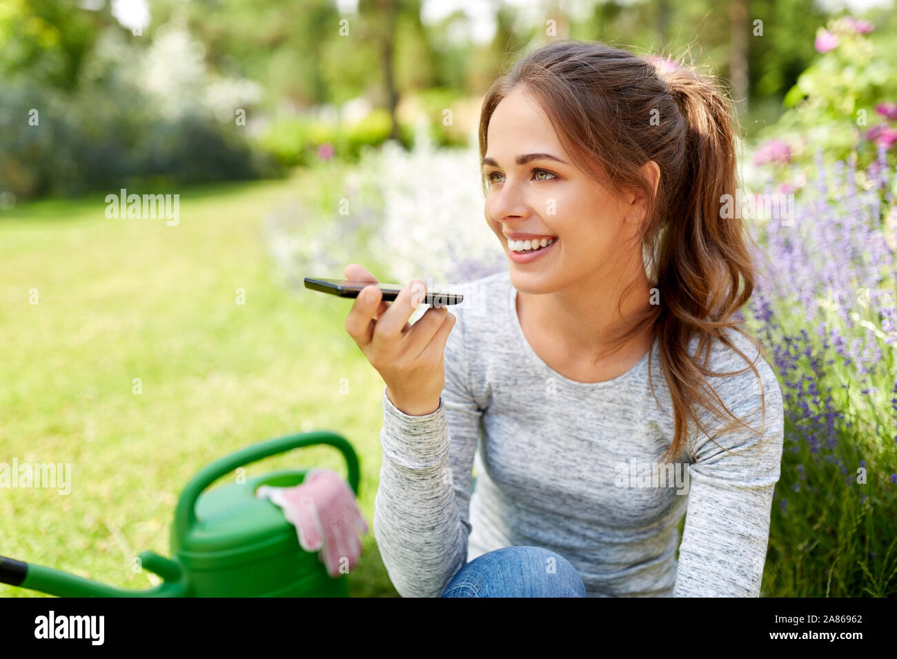 Gärtner Aufnahme Sprachnachricht per Smartphone Stockfoto