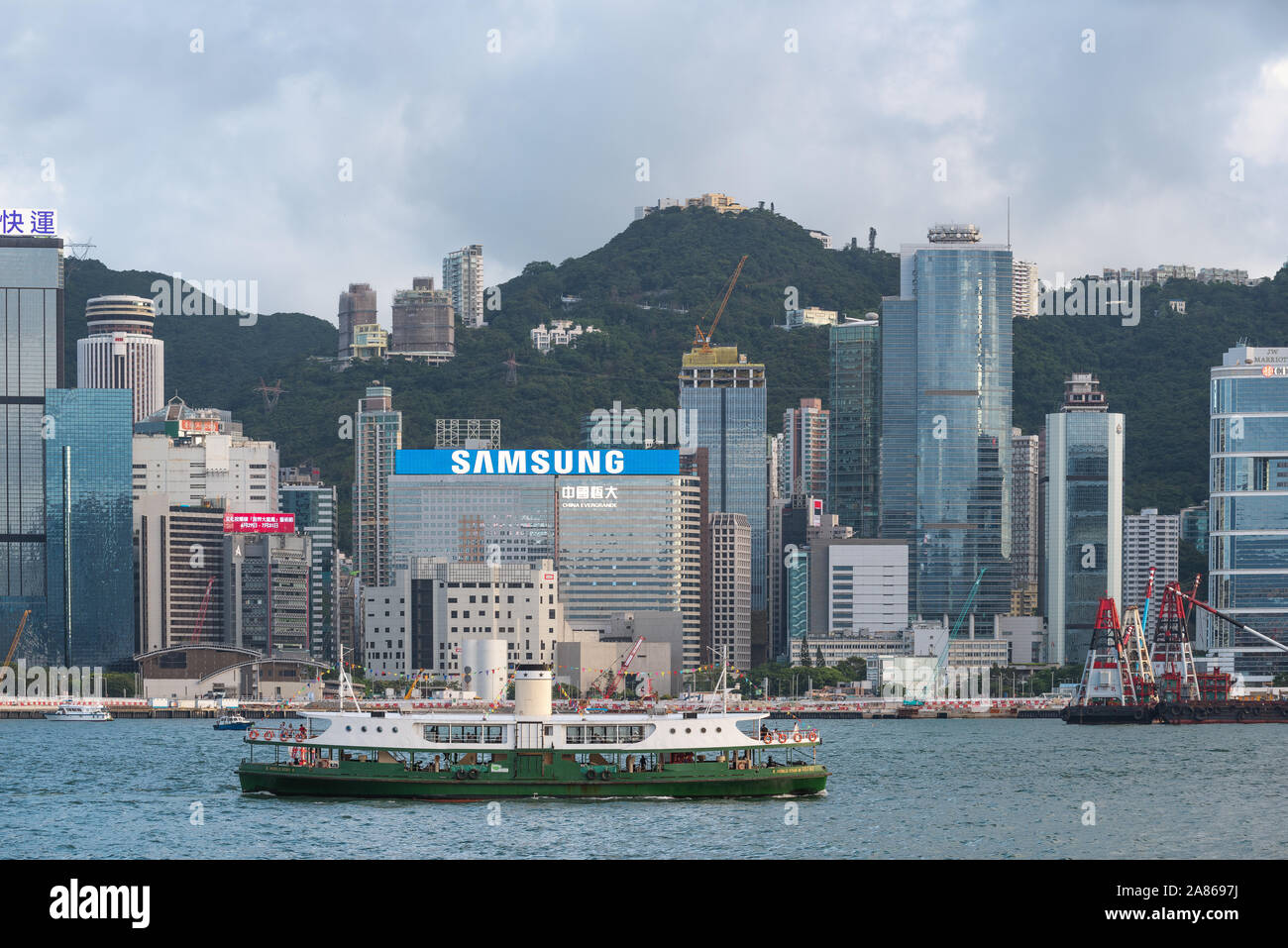 Victoria Harbour und Hong Kong. Ein Blick auf die berühmte Insel Hong Kong Central Business District von Kowloon über den Victoria Harbour. Stockfoto