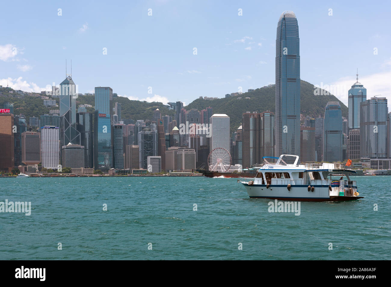 Hong Kong Island vom Victoria Harbour in Kowloon Stockfoto