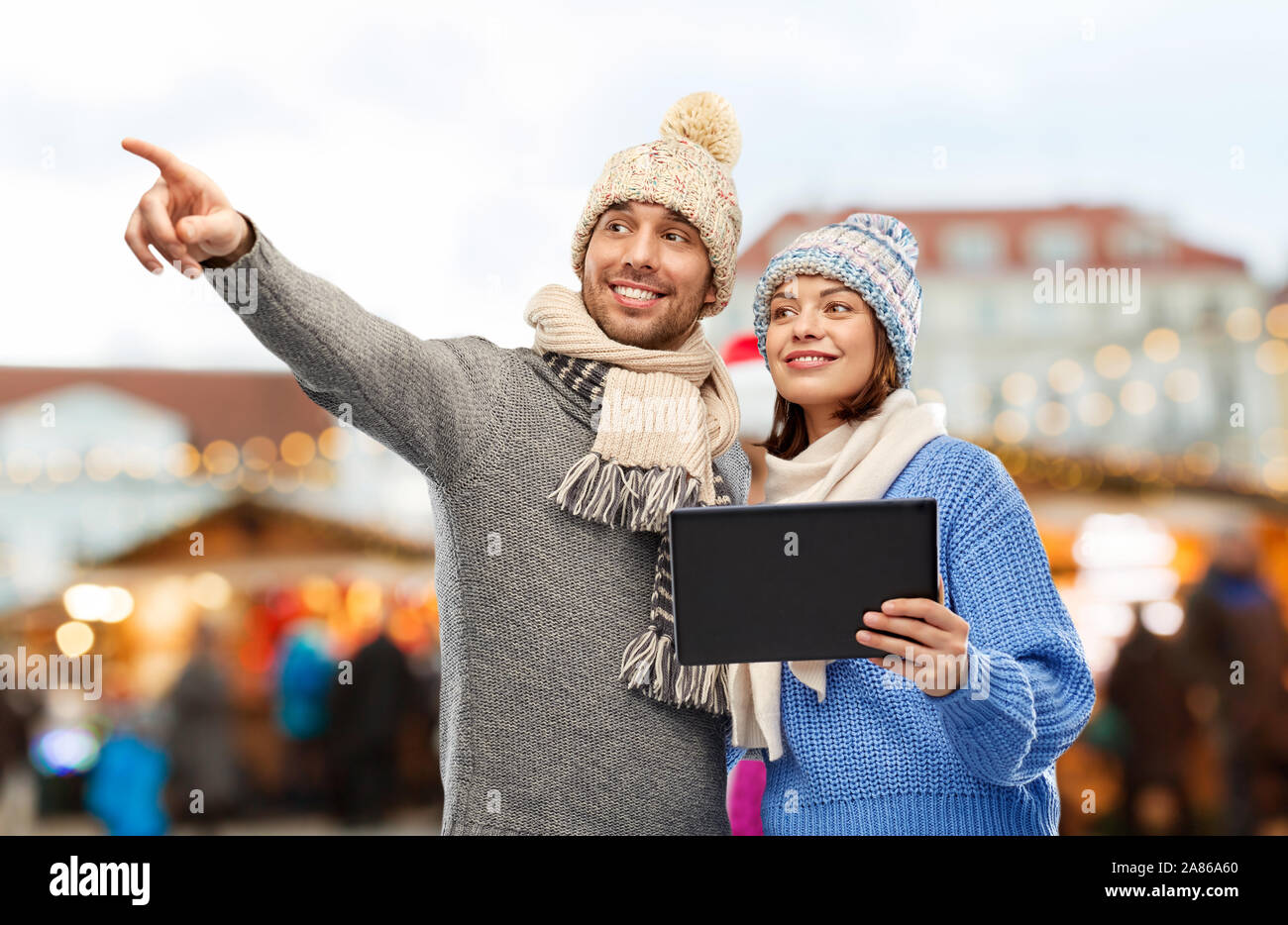 Paar mit Tablet Computer am Weihnachtsmarkt Stockfoto