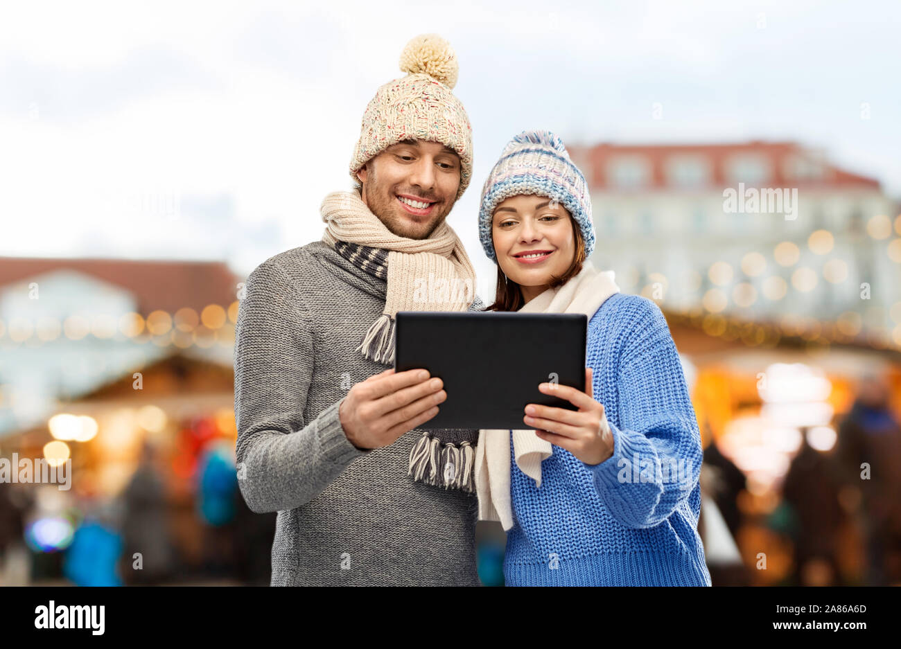 Paar mit Tablet Computer am Weihnachtsmarkt Stockfoto
