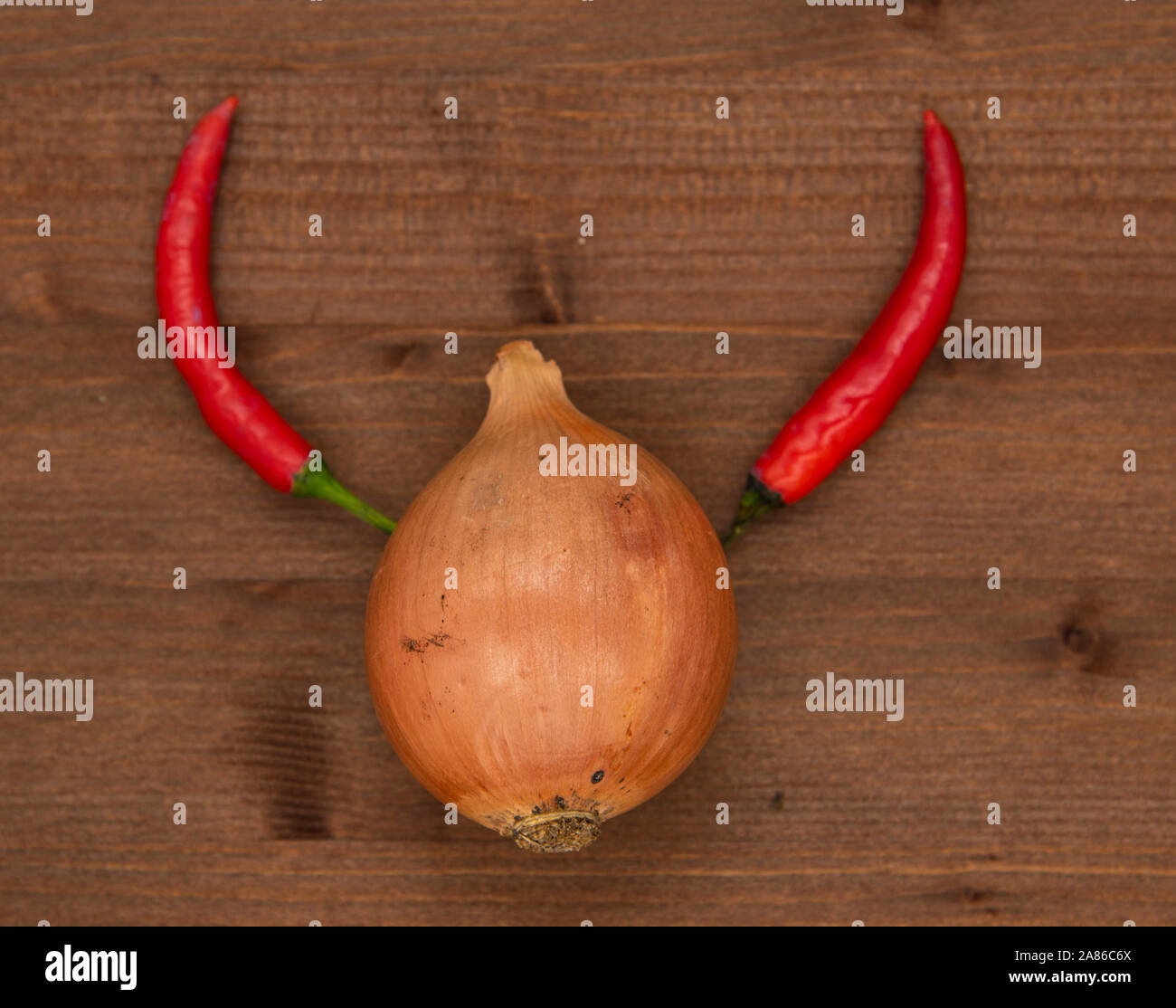 Zwiebeln und heißen roten Pfeffer auf einem hölzernen Hintergrund. Stockfoto