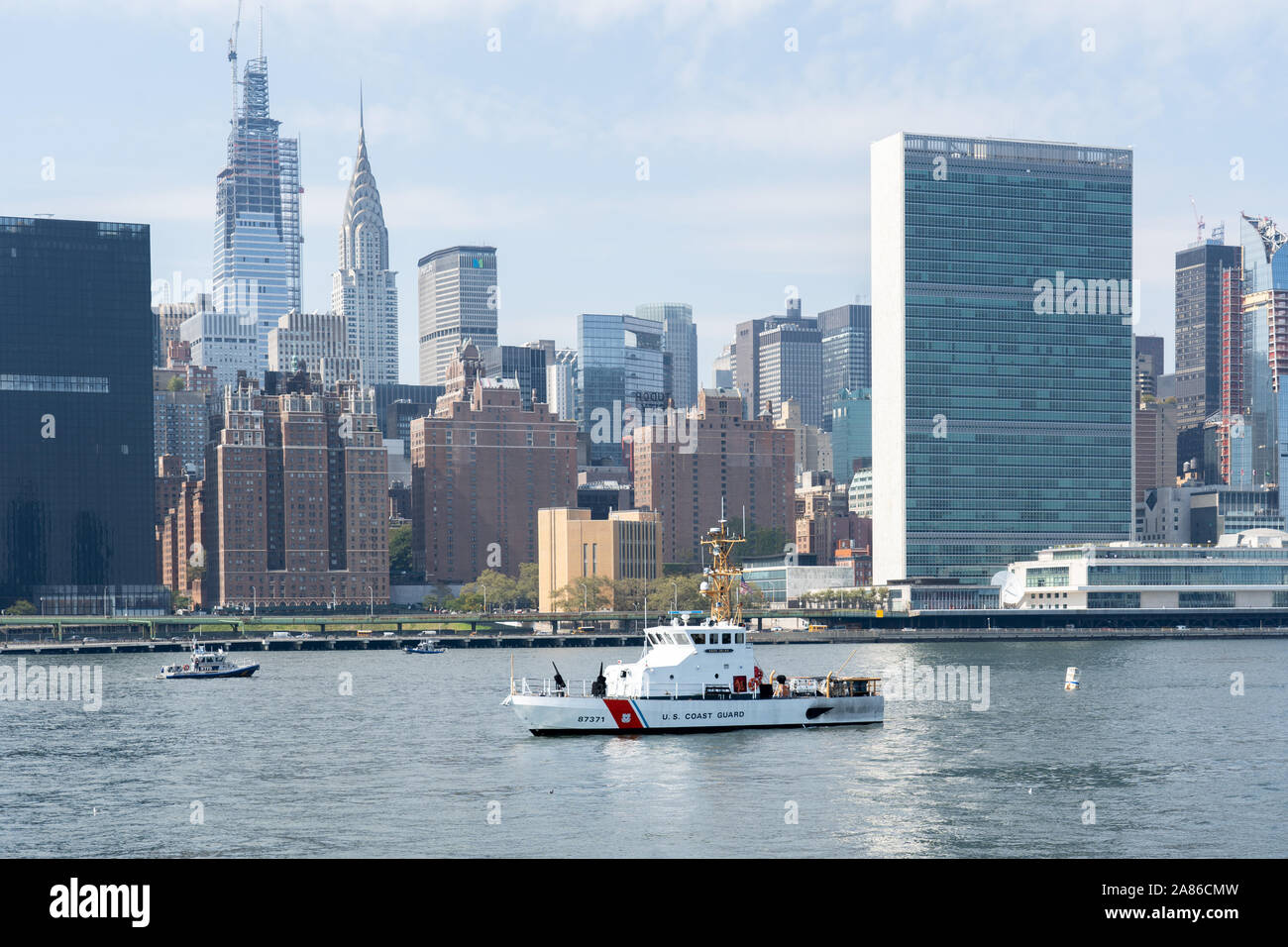 Us-Küstenwache Boot vor UN-Hauptquartier, NEW YORK Stockfoto