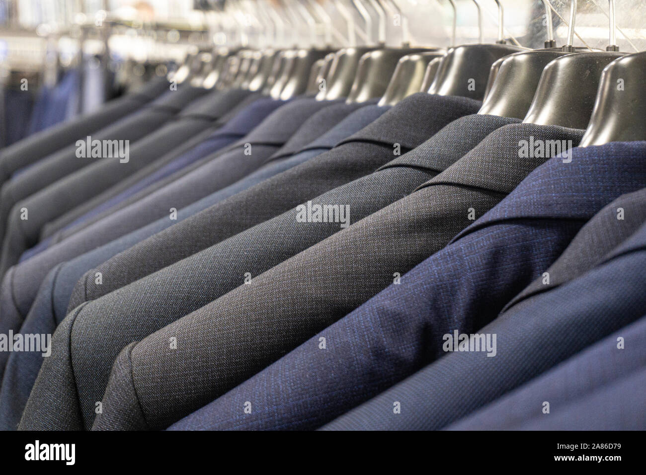 Herren Jacken (Klagen) in Blau und Grau in einen Men's Clothing Store. Herren Anzug. Stockfoto