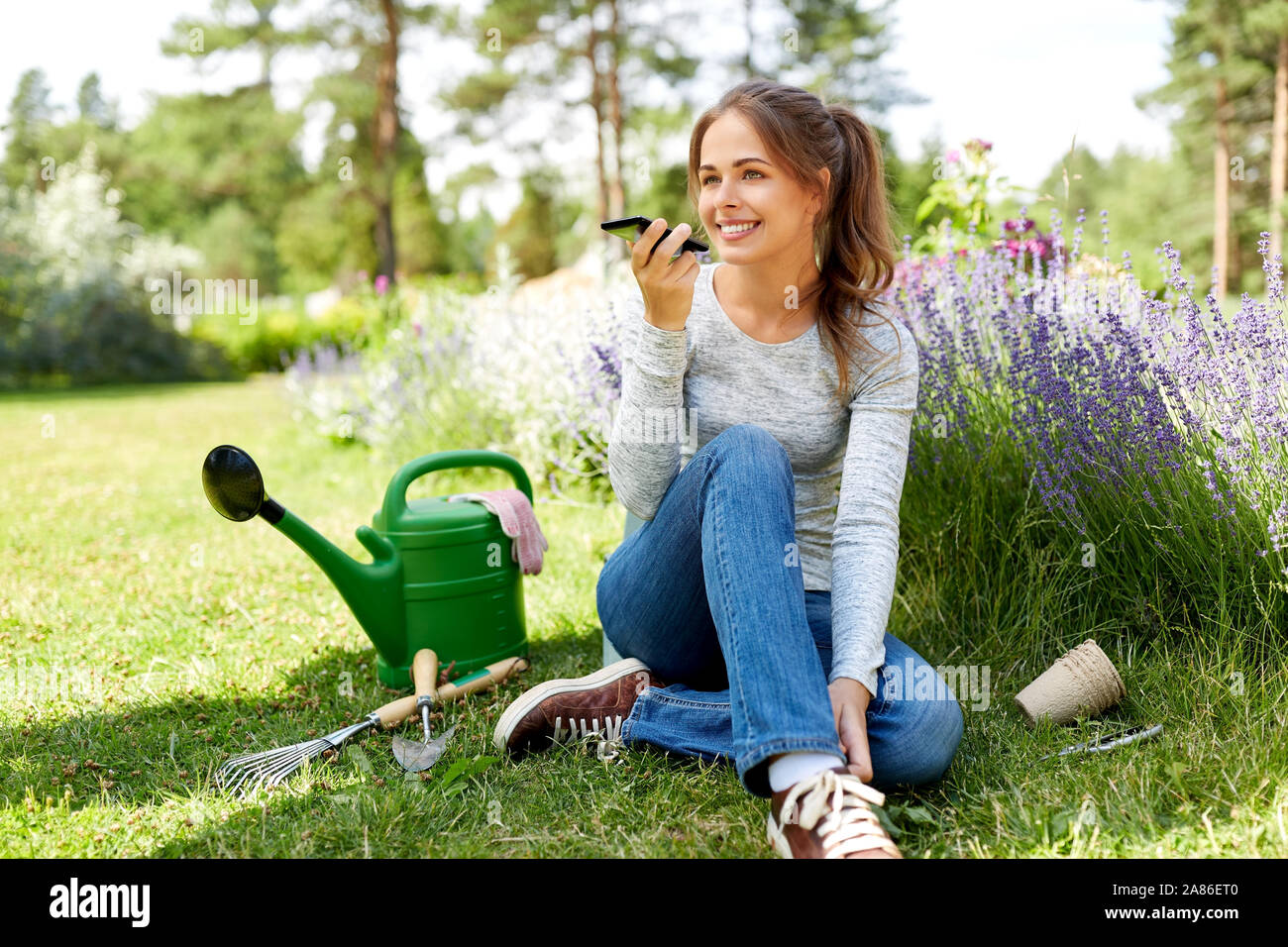 Gärtner Aufnahme Sprachnachricht per Smartphone Stockfoto