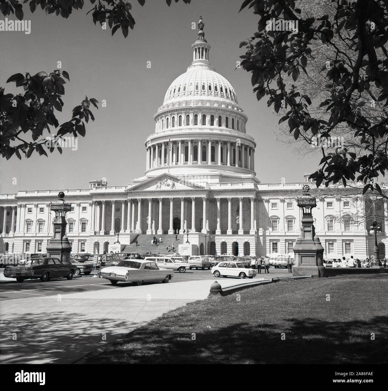 1950, historische, Washington D.C, USA, Bild aus dieser Ära der Capitol Building, der Heimat der uns Congess und Sitz der Legislative der US-Bundesregierung. Gebaut in einem neoklassischen Design, als es in den 1850er Jahren erweitert, eine große gusseiserne Kuppel die ursprüngliche kleinere untere Kuppel von 1818 ersetzt. Stockfoto