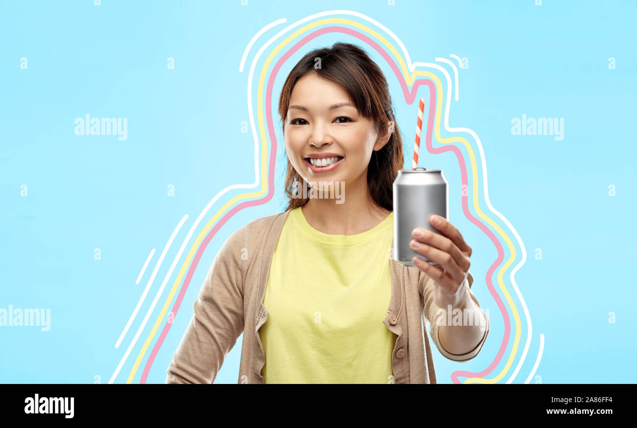 Gerne asiatische Frau mit Trinken kann Stockfoto