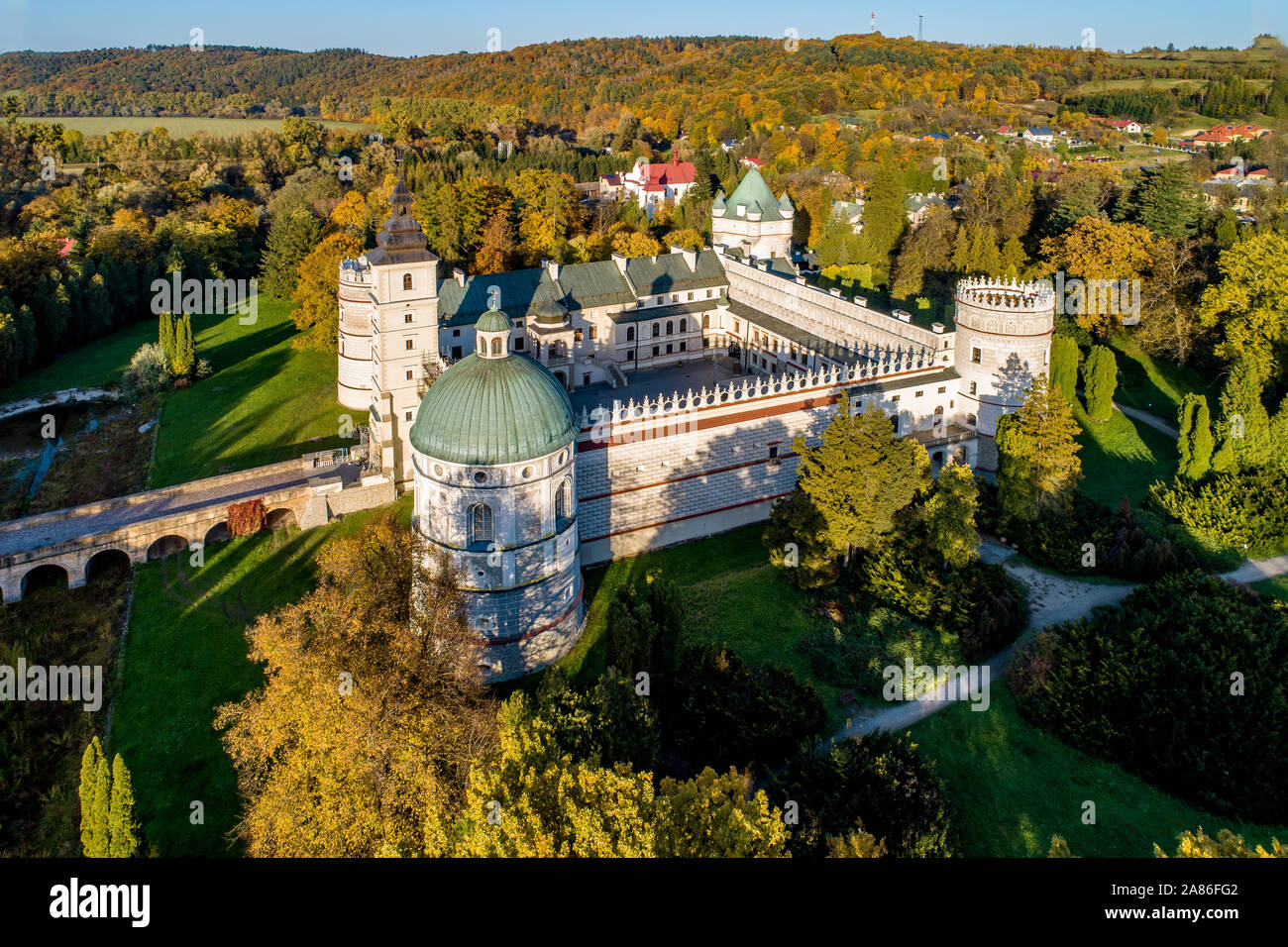 Renaissance Schloss und Park in Krasiczyn in der Nähe von Przemysl, Polen. Luftaufnahme im Herbst im Abendlicht Stockfoto
