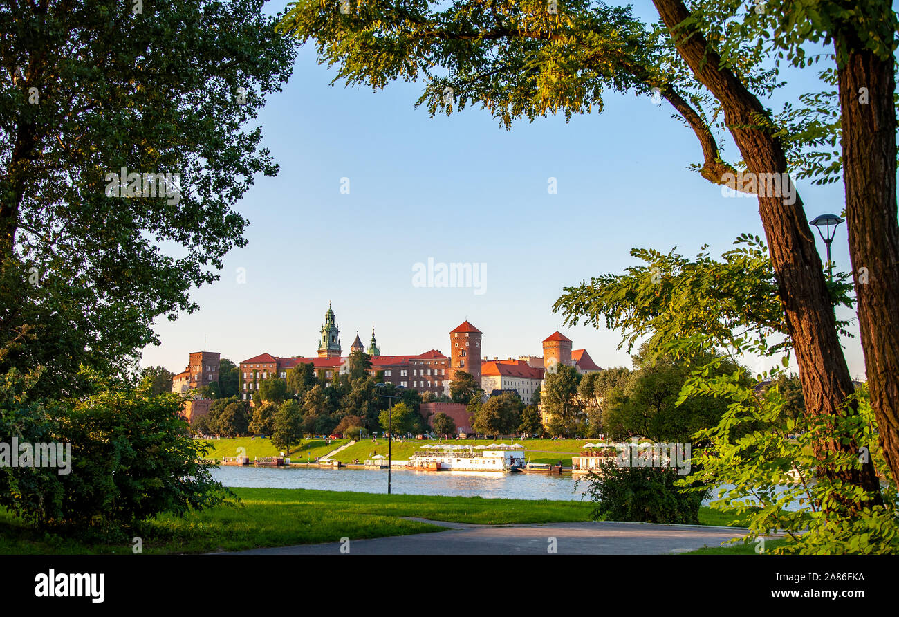 Krakau, Polen. Historischen Königlichen Schloss Wawel, der Kathedrale und dem Fluss Weichsel natürlich mit 'Stress im Herbst im Abendlicht gerahmt Stockfoto