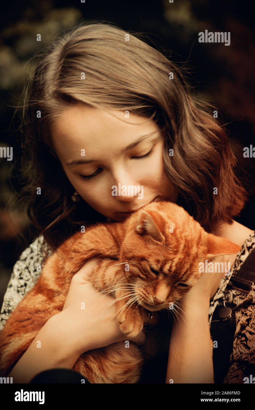 Ein Mädchen und ihre Katze Stockfoto