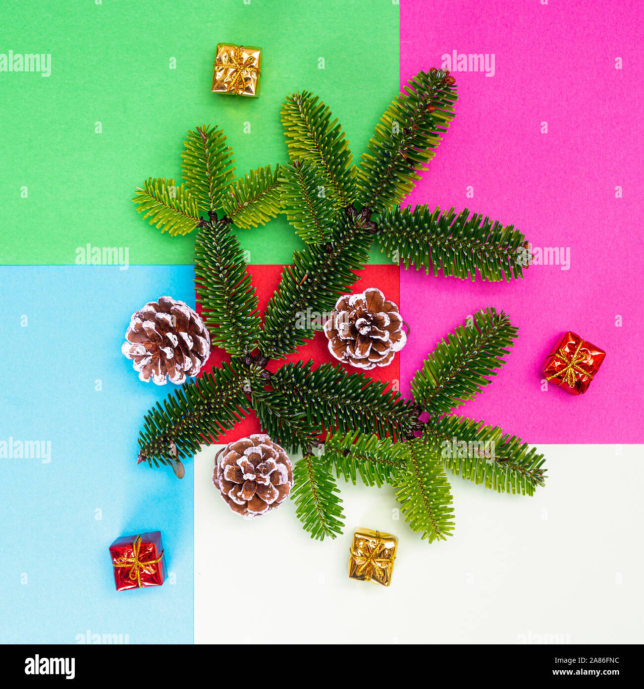 Ein Weihnachten Zusammensetzung auf eine bunte Oberfläche Stockfoto Ein Weihnachten Zusammensetzung auf eine bunte Oberfläche Stockfoto