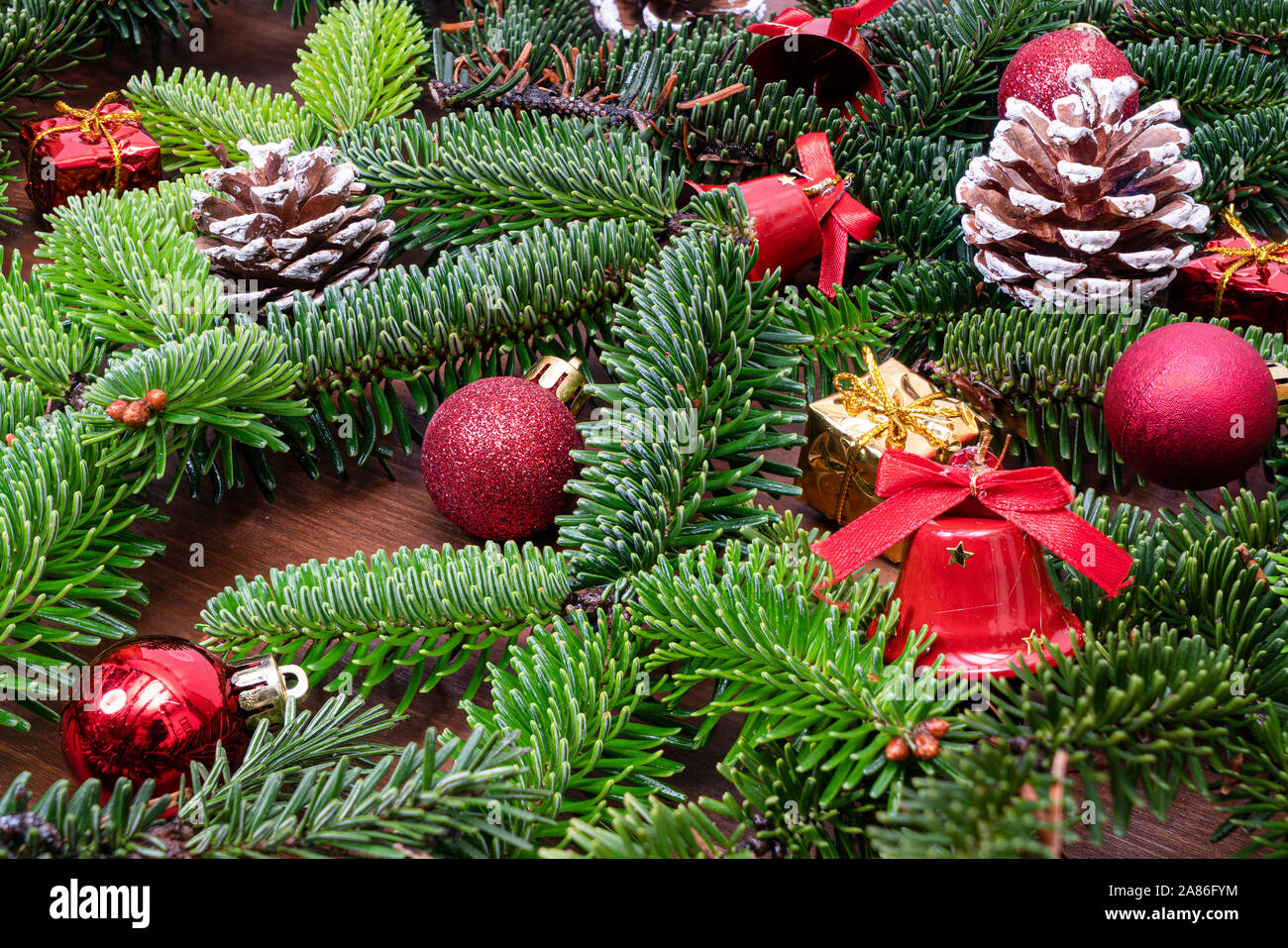 Frohe Weihnachten Zusammensetzung auf einer hölzernen Oberfläche Stockfoto Frohe Weihnachten Zusammensetzung auf einer hölzernen Oberfläche Stockfoto