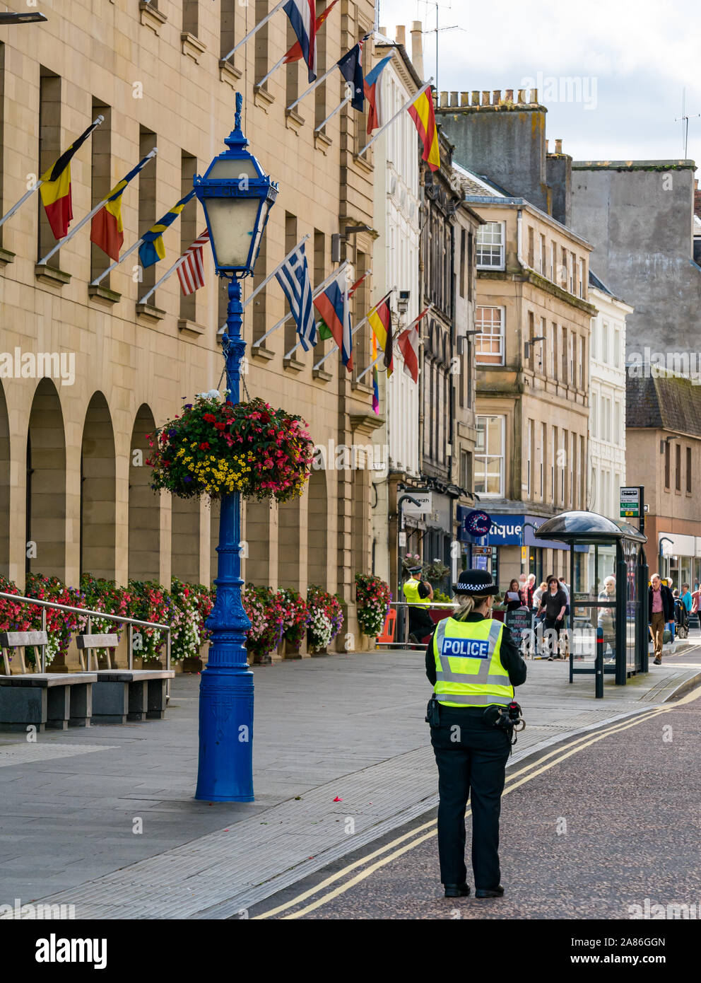 Polizei in High vis Gelb in der High Street vor dem auob März, Perth, Schottland, Großbritannien Stockfoto