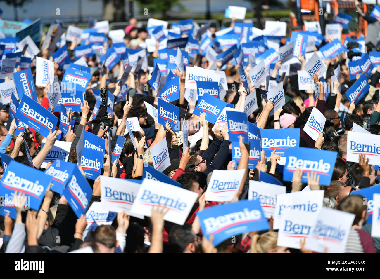 Unterstützer zu einem Bernie Sanders Kundgebung in Queensbridge Park am 19. Oktober 2019 in Queens, New York City. Stockfoto