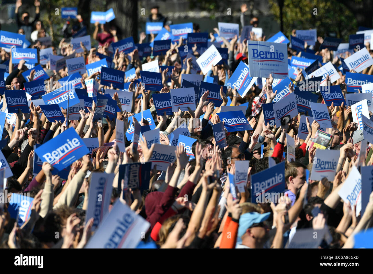 Unterstützer zu einem Bernie Sanders Kundgebung in Queensbridge Park am 19. Oktober 2019 in Queens, New York City. Stockfoto