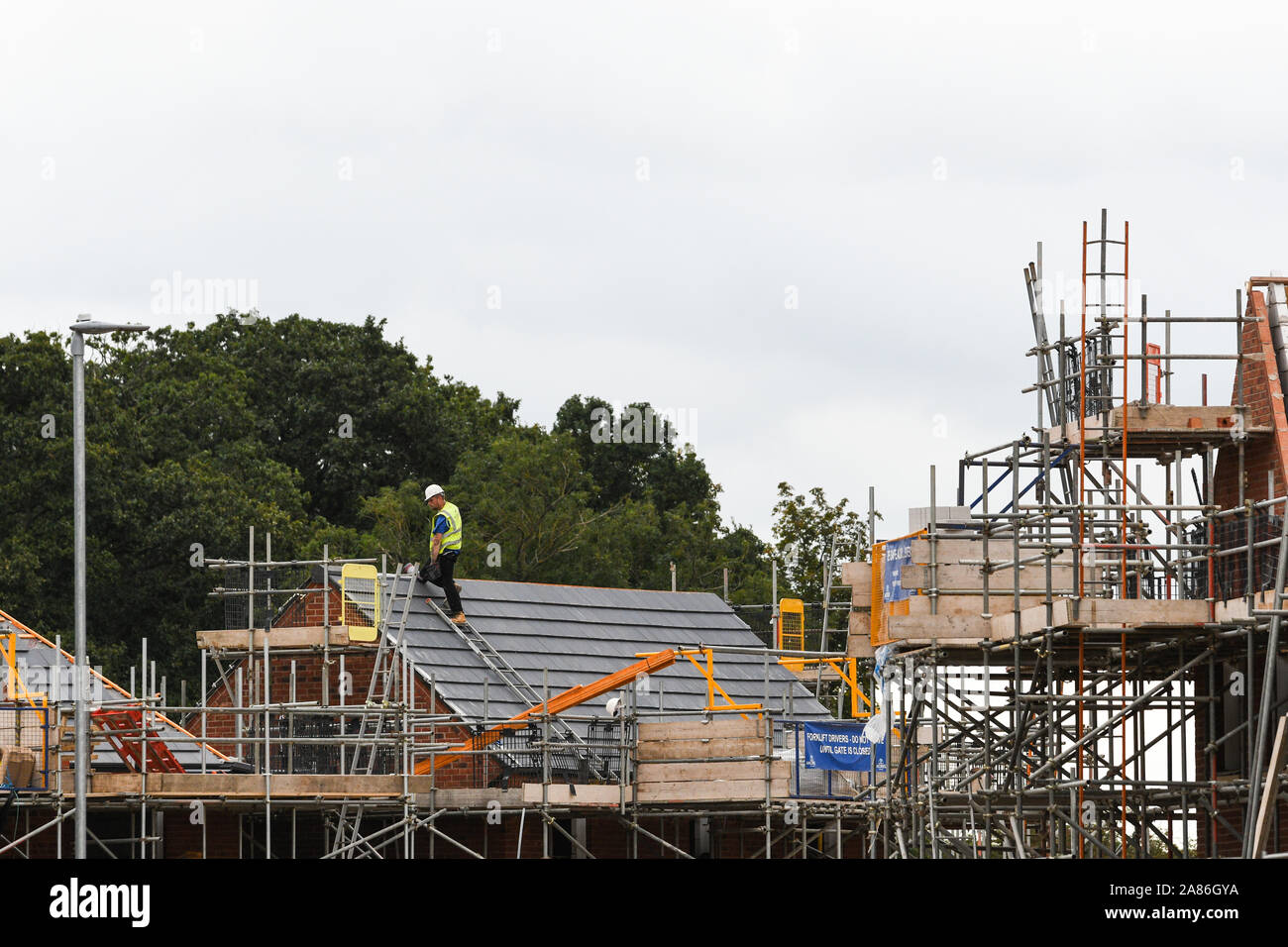 Mann bei der Arbeit auf einem Dach auf der Baustelle Stockfoto