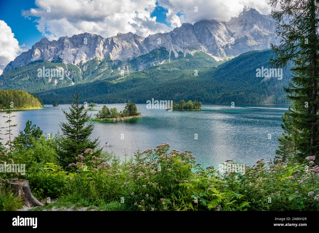 Farbenfrohe Sommer am Eibsee in den deutschen Alpen Berg. Deutschland, Europa. Stockfoto