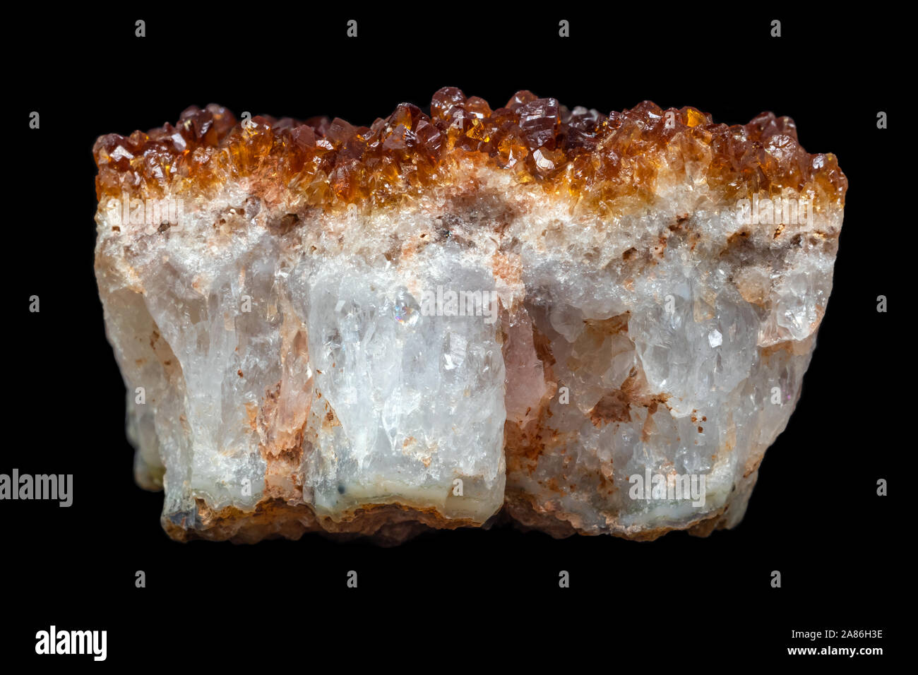 Block von Citrin Quarz Mineral aus Brasilien isoliert auf einem reinen schwarzen Hintergrund Stockfoto