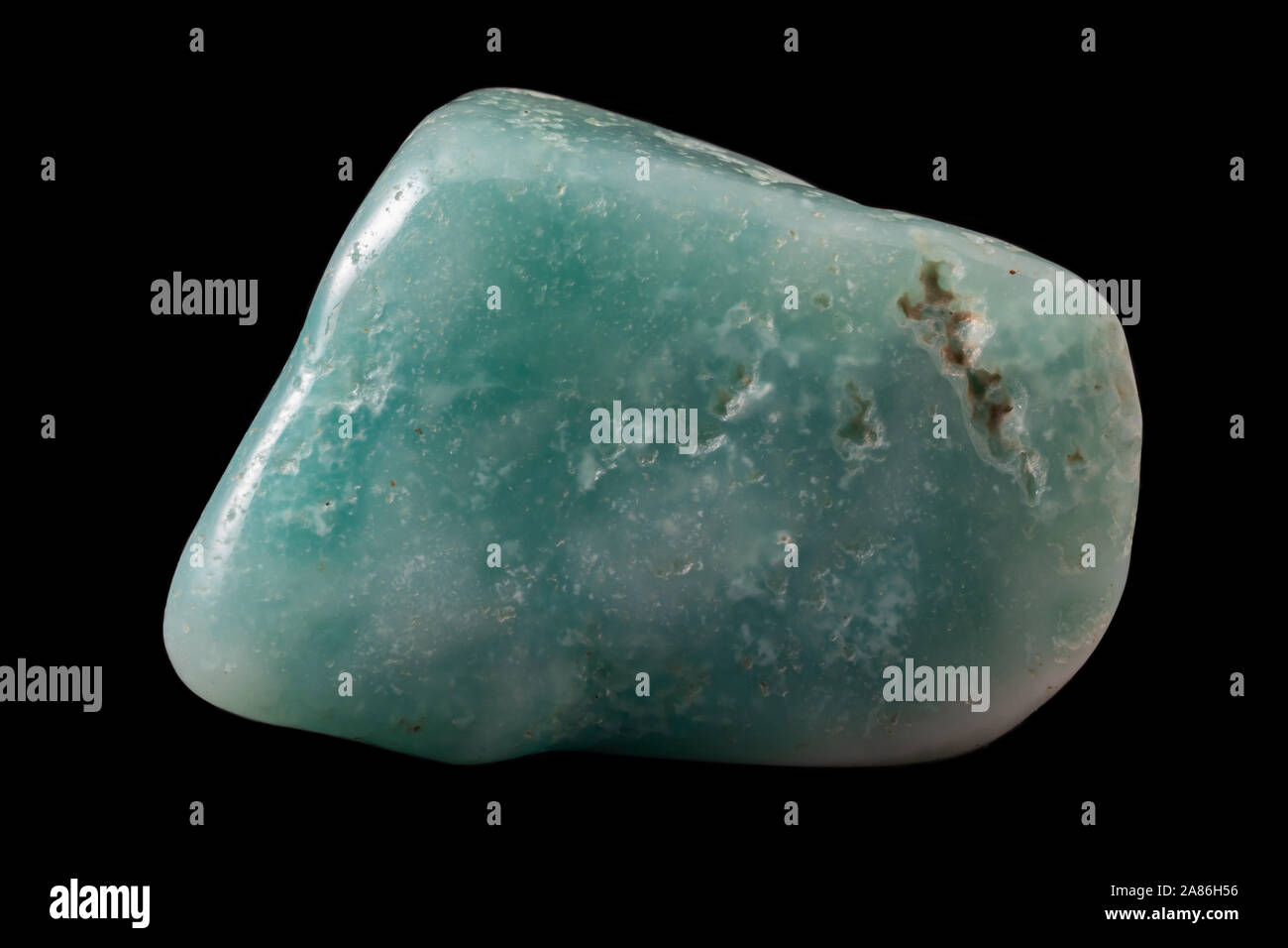 Rock von Grüner Turmalin Mineral aus Brasilien isoliert auf einem reinen schwarzen Hintergrund. Auch als verdelite oder brasilianischer Smaragd bekannt. Stockfoto