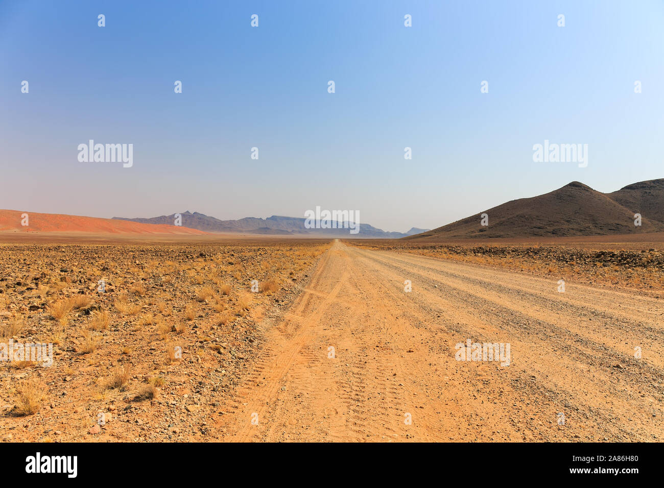 Typische Schotterstraße in Namibia, Afrika Stockfoto