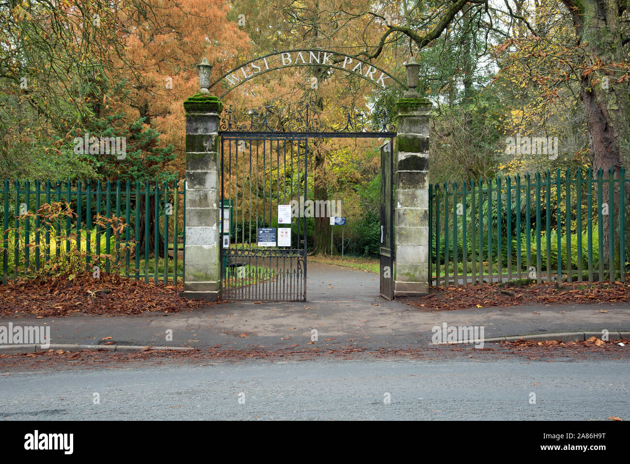Die Eingangstore auf Holgate Road, West Bank Park, York. Stockfoto