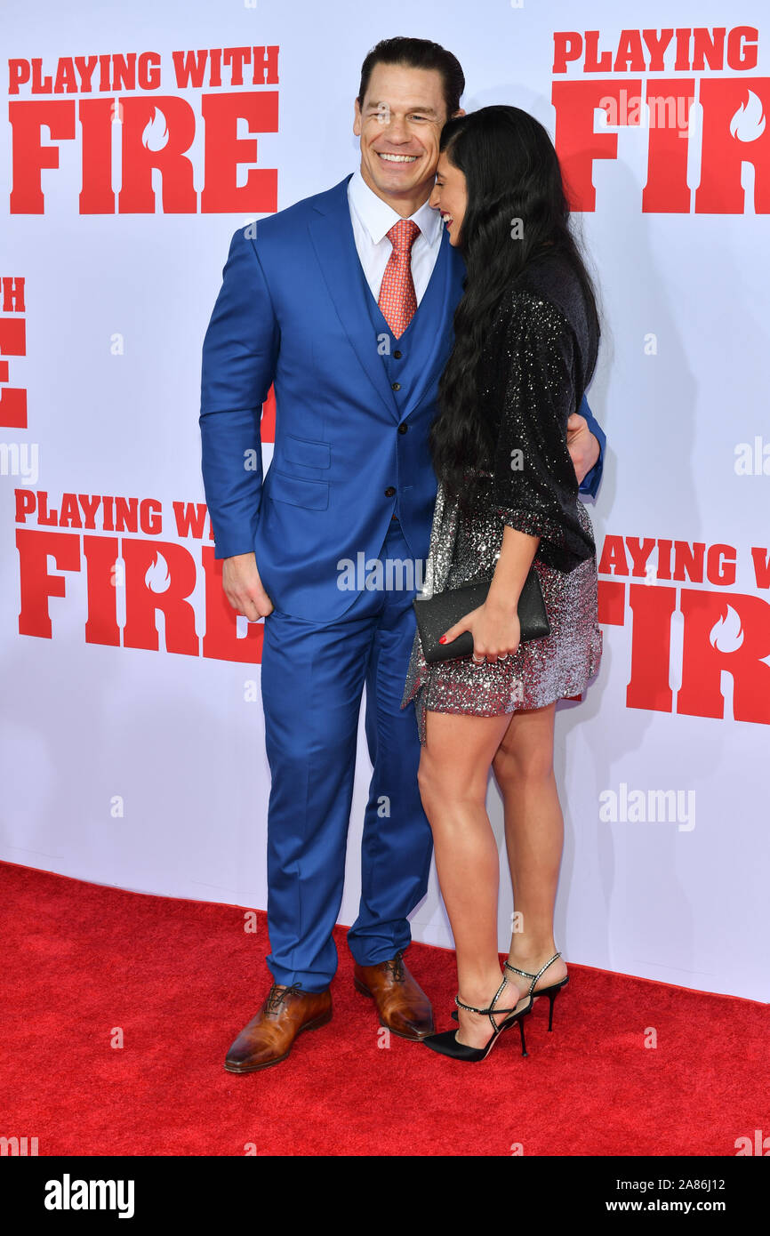 John Cena und Shay Shariatzadeh Besuchen die Premiere von Paramount Pictures'' Das Spiel mit dem Feuer" Bei der AMC Lincoln Square am Samstag, den 26. Oktober, in Neuen Stockfoto
