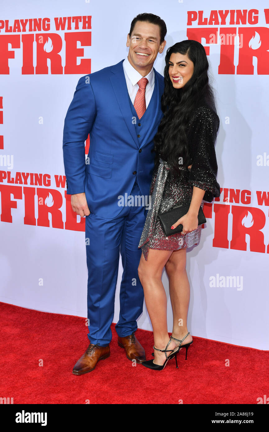 John Cena und Shay Shariatzadeh Besuchen die Premiere von Paramount Pictures'' Das Spiel mit dem Feuer" Bei der AMC Lincoln Square am Samstag, den 26. Oktober, in Neuen Stockfoto