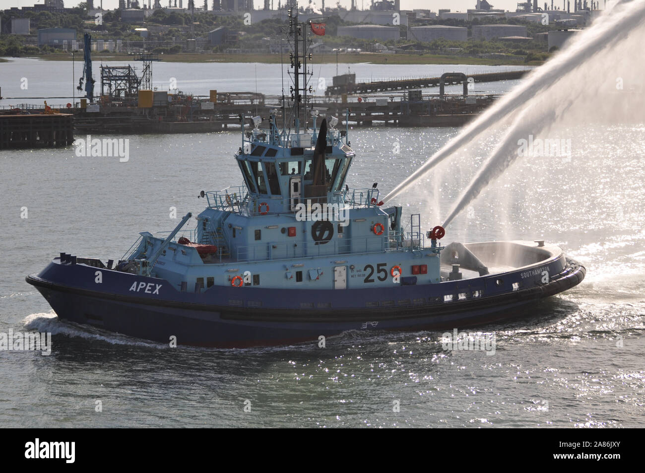 Southampton Feuerlöschboote auf eindrucksvolle Anzeige als Kreuzfahrtschiff fahren. Stockfoto