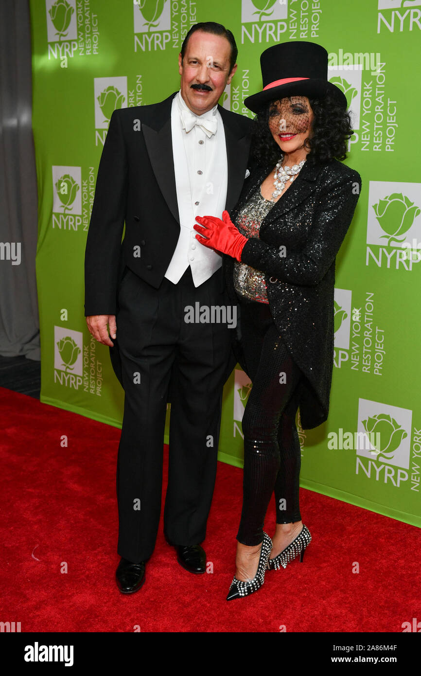 Percy Gibson und Joan Collins an Bette Midler's 2019 Hulaween in New York Hilton in Midtown am 31 Oktober, 2019 in New York City. Stockfoto