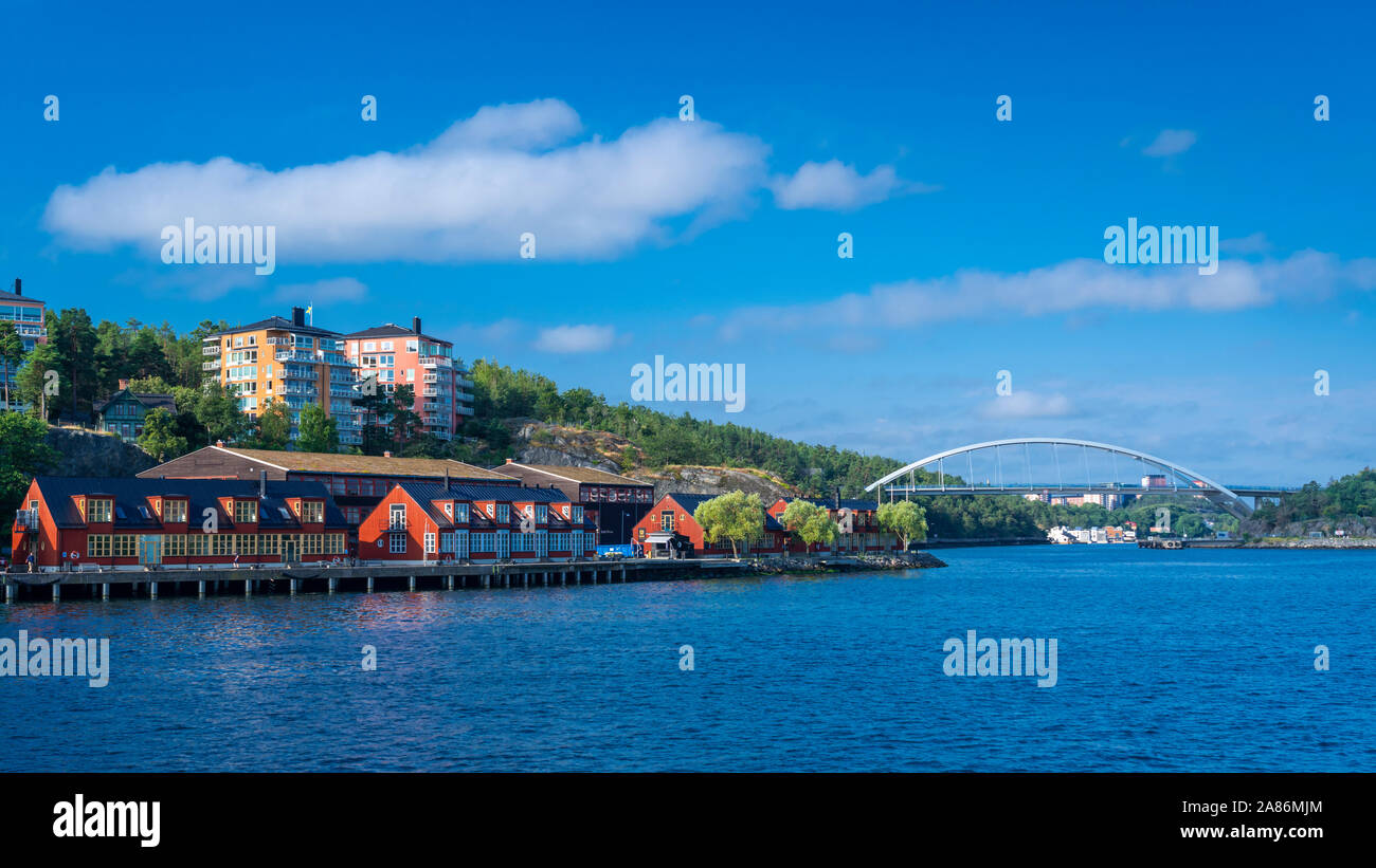 Eine kommerzielle Entwicklung auf einer Wasserstraße in der Nähe von Stockholm, Schweden, Europa. Stockfoto