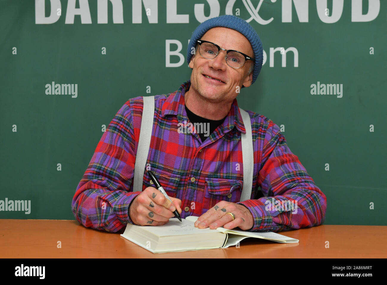 Flea von den Red Hot Chili Peppers zeichen Exemplare seines neuen Buches "Sauren für die Kinder "bei Barnes & Noble, 5. Avenue an der 05. November 2019 in New York Stockfoto
