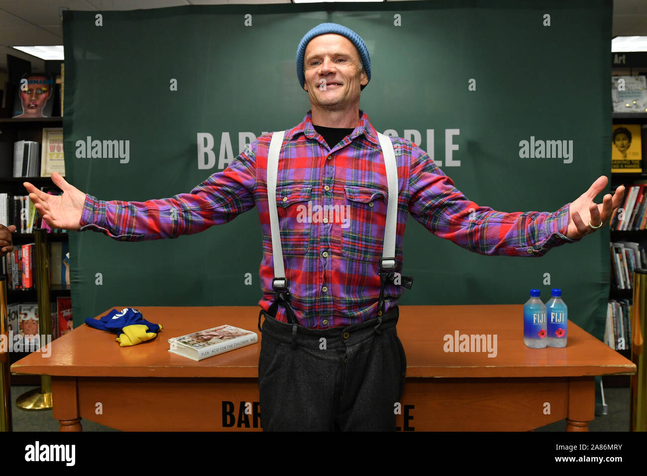 Flea von den Red Hot Chili Peppers zeichen Exemplare seines neuen Buches "Sauren für die Kinder "bei Barnes & Noble, 5. Avenue an der 05. November 2019 in New York Stockfoto