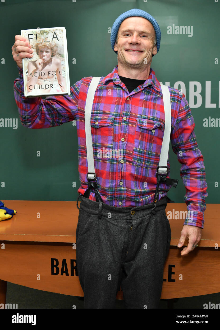 Flea von den Red Hot Chili Peppers zeichen Exemplare seines neuen Buches "Sauren für die Kinder "bei Barnes & Noble, 5. Avenue an der 05. November 2019 in New York Stockfoto