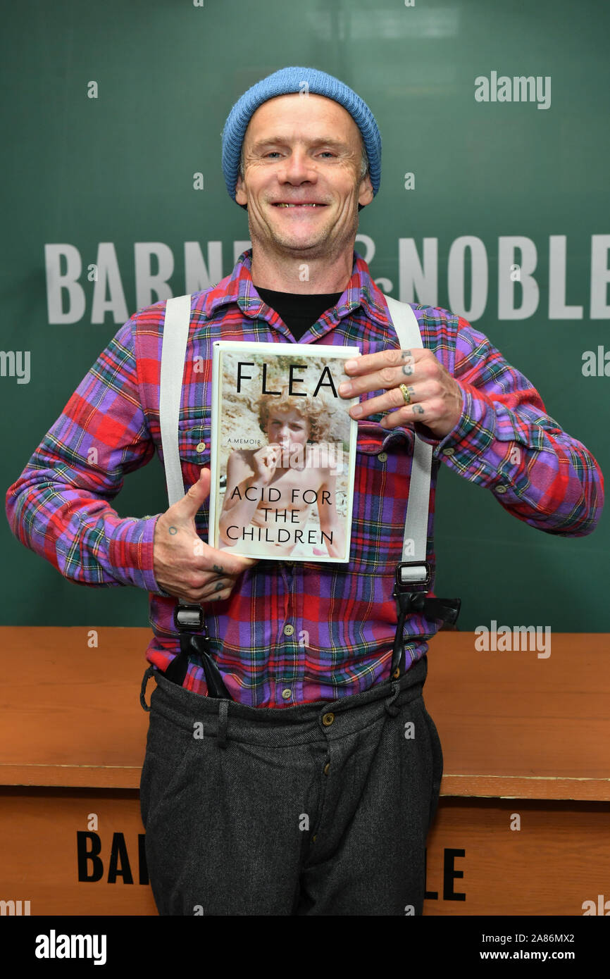 Flea von den Red Hot Chili Peppers zeichen Exemplare seines neuen Buches "Sauren für die Kinder "bei Barnes & Noble, 5. Avenue an der 05. November 2019 in New York Stockfoto