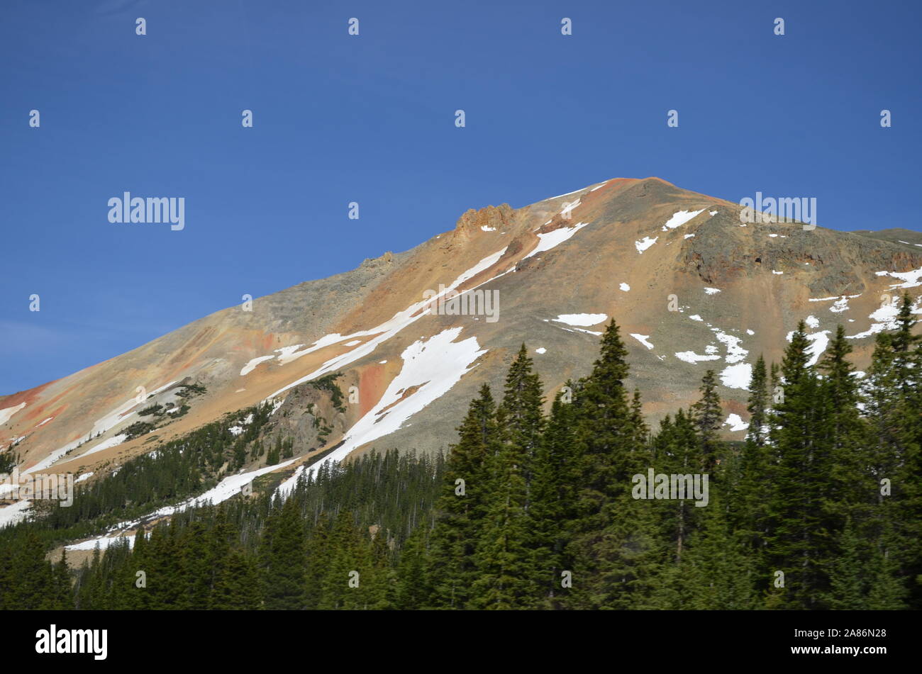 Später Frühling in Colorado: Rocky Mountain Slope gesehen von der Million Dollar Highway auf der San Juan Skyway Scenic Byway Stockfoto