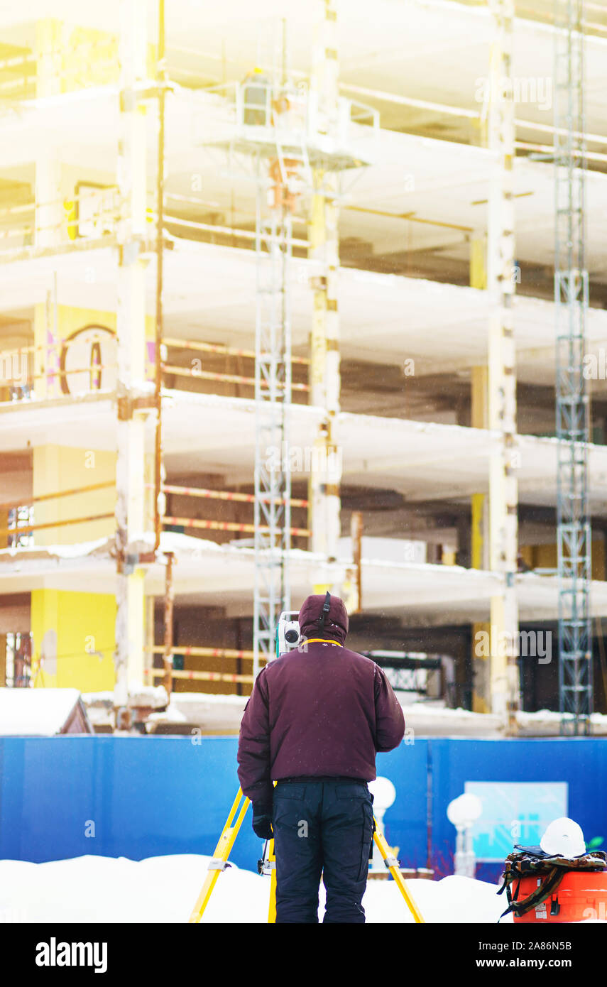 Vermessungsingenieur verwendet eine total Station auf einer Baustelle. Geodätische Arbeiten. Hochbau Stockfoto