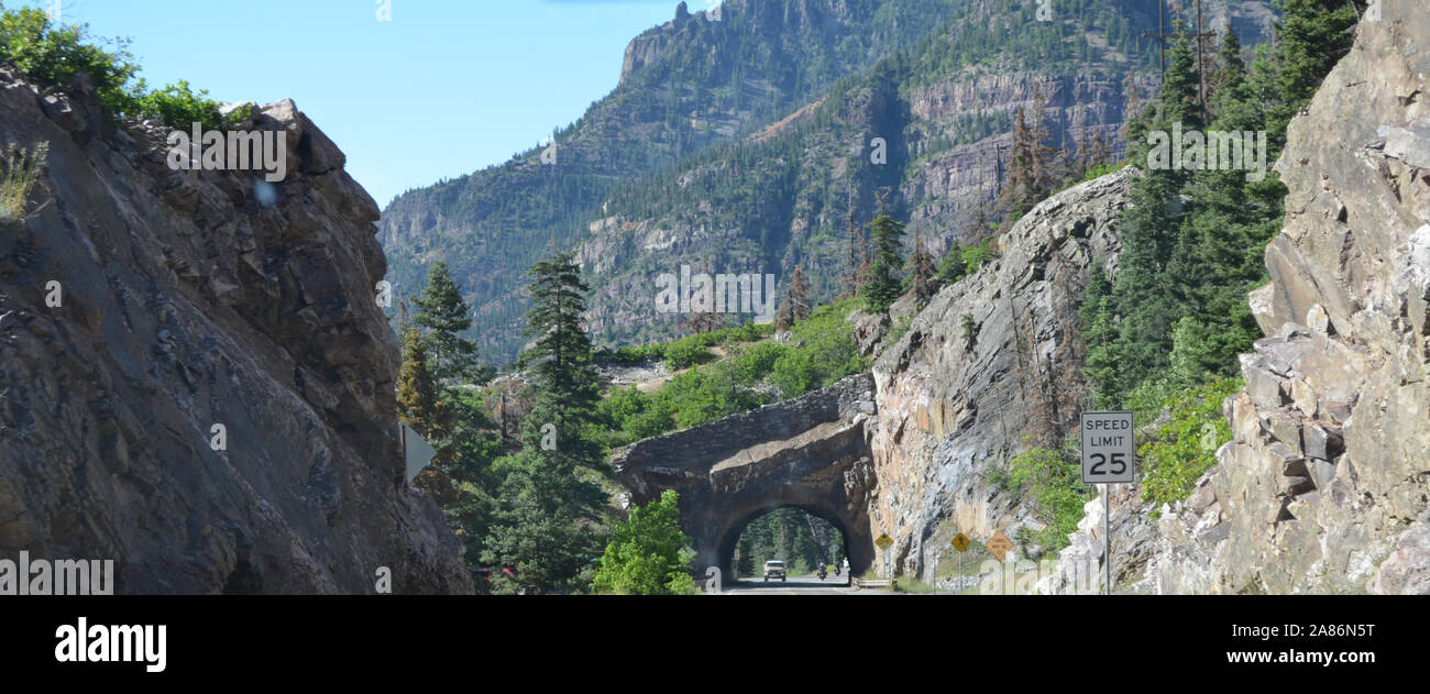 Später Frühling in der Colorado Rocky Mountains: Million Dollar Highway führt durch einen Tunnel in der San Juan Berge südlich von Ouray Stockfoto